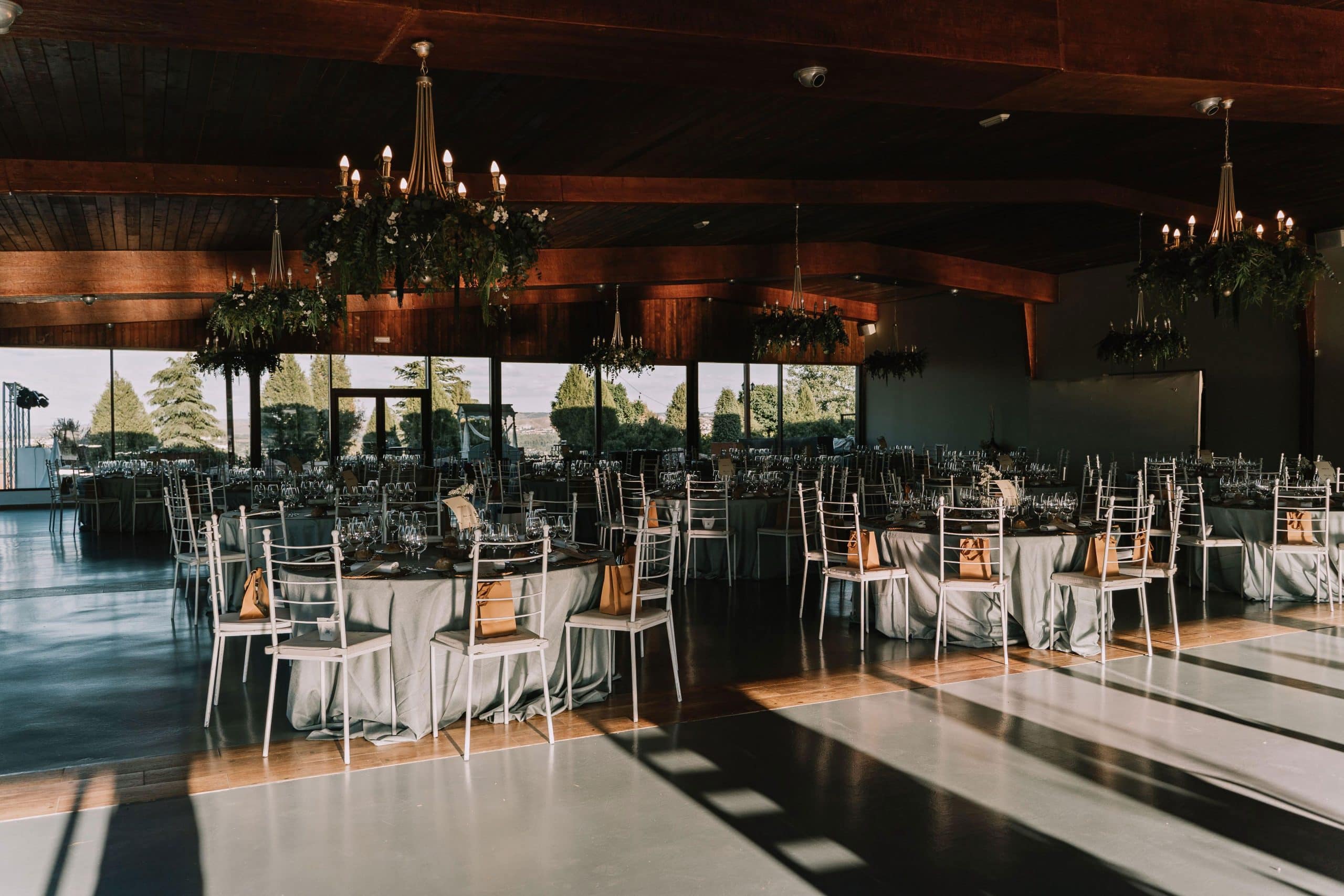 Mesas de banquete montadas para boda en la finca Alto del Cenador con vistas a la Vega de Aranjuez
